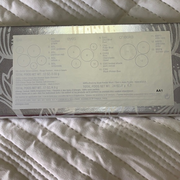 Clinique Seasons Worth of Pretty holiday 2011 kit - Picture 10 of 10